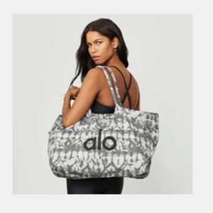 Iconic tote- ships free!